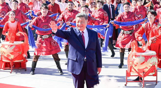 習(xí)近平在出席新疆維吾爾自治區(qū)成立70周年慶?；顒?dòng)后返回北京